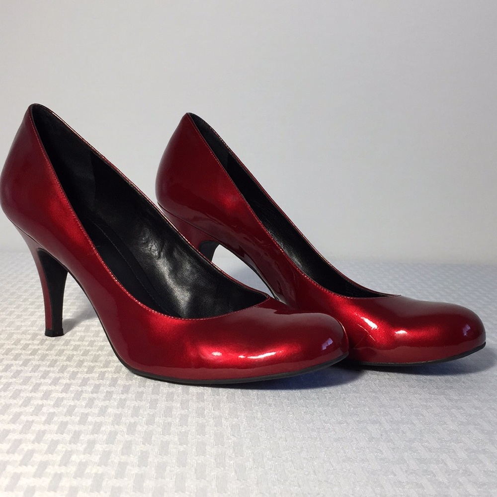 Gianni Bini Round Toe Pumps